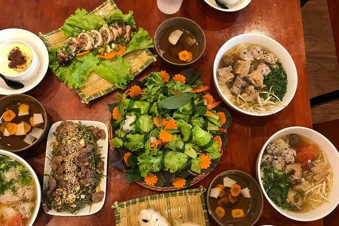 5 Traditional Dishes Hanoi Cooking Class With Market Trip - Exploring Hanois Vibrant Food Markets