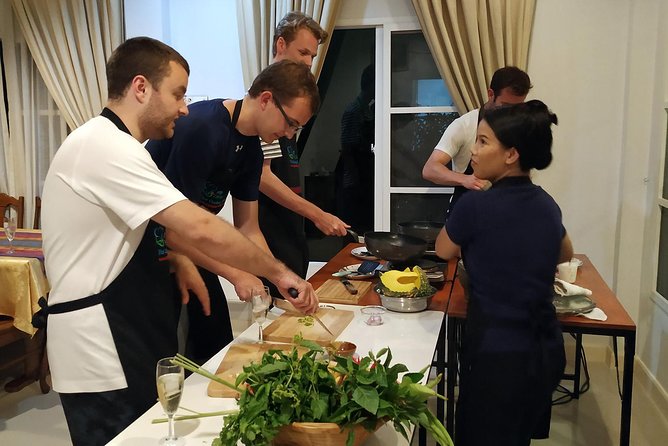 Engaging Hands-On Thai Cooking Class Review - Meeting Point and Logistics