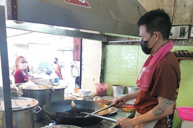 Rides on Thai Tuk-Tuk & Michelin Street Food Review - Savoring Flavors of Thai Cuisine